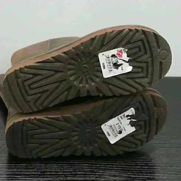 UGG Women’s Classic Brown Leather Boots - Picture 11 of 11